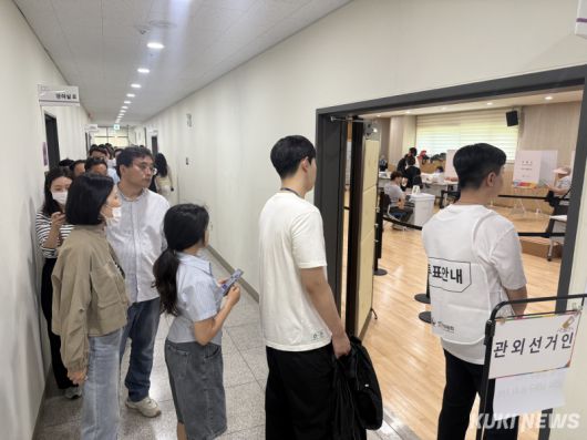 시민들이  제21대 대선 사전투표 첫날인 29일 오후 인천 남동구 구월1동 복지센터에서 투표를 위해 줄을 길게 늘어섰다. 송금종 기자