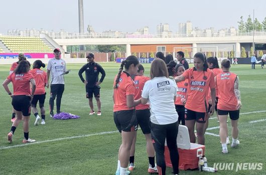 콜롬비아 여자 축구팀이 29일 인천 남동아시아드럭비경기장에서 훈련을 진행하고 있다. 이영재 기자