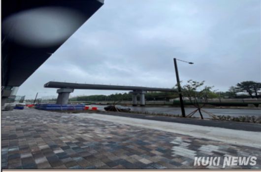 더샵 일산 엘로이 보행 육교가 상가와 연결되지 못 한 채 잘려있다. 독자제공