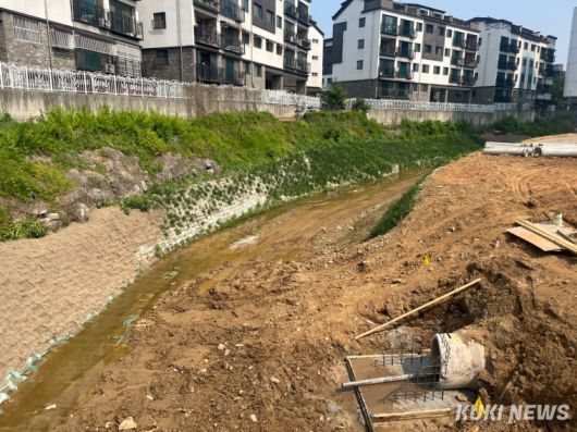 경기 고양시 일산동에 들어서는 ‘더샵 일산 엘로이’ 풍동천 모습. 조유정 기자