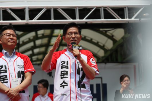 국민의힘 김문수 대선 후보가 31일 강원특별자치도 속초시 속초관광수산시장를 찾아 지지를 호소하고 있다.