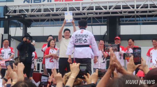 김문수 국민의힘 대선 후보가 2일 대전역 유세에서 ‘부정 부패’라고 적힌 송판을 격파하기 위해 이동하고 있다. 양다경 기자