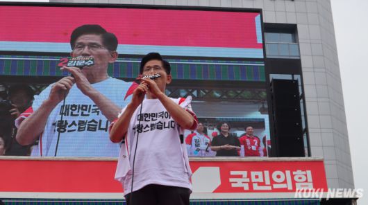 김문수 국민의힘 대선 후보가 2일 부산역 광장 유세에서 연설하고 있다. 양다경 기자