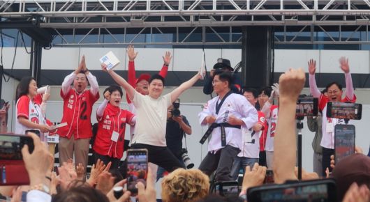 김문수 국민의힘 대선 후보가 2일 대전역 유세에서 ‘괴물 독재’라고 적힌 송판을 격파하고 있다. 양다경 기자