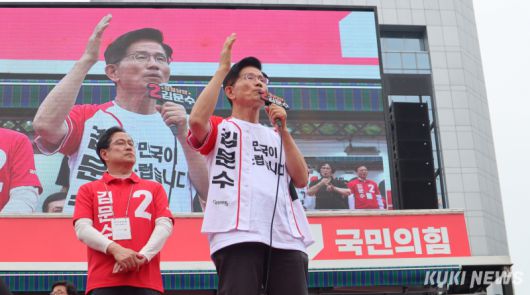 김문수 국민의힘 대선 후보가 2일 부산역 광장 유세에서 연설하고 있다. 양다경 기자
