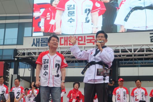 김문수 국민의힘 대선 후보가 2일 대전역 유세에서 도복을 입고 안철수 국민의힘 의원을 소개하고 있다. 양다경 기자