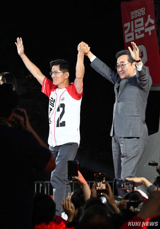 김문수 국민의힘 대통령 후보와 이낙연 전 국무총리가 제21대 대통령 선거를 하루 앞둔 2일 오후 서울 중구 서울시청 앞 광장에서 열린 ‘울려라 함성, 들어라 승리의 메아리’ 피날레 유세에서 지지자들을 향해 인사하고 있다.