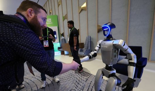 CES 2025 개막인 지난 1월7일 오전(현지시간) 젠슨 황 엔비디아 최고경영자(CEO) 글로벌 기자간담회가 열린 미국 네바다주 라스베이거스 퐁텐블루 호텔 엔비디아 전시관에서 휴머노이드 로봇 유니트리 G1이 관람객과 악수하고 있다. 연합뉴스