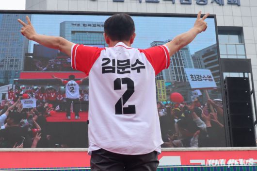 김문수 국민의힘 대선 후보가 2일 부산역 유세에서 지지자들을 향해 포즈를 취하고 있다. 양다경 기자