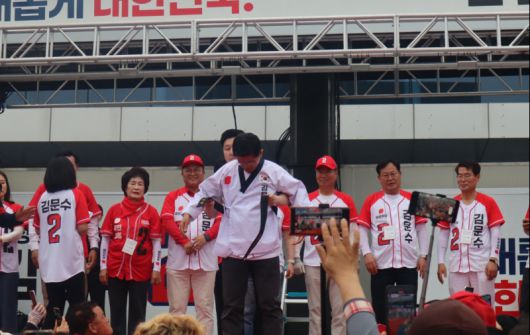 김문수 국민의힘 대선 후보가 2일 대전역 유세에서 격파 퍼포먼스를 위해 도복을 입고 있다. 양다경 기자