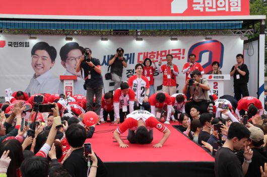 김문수 국민의힘 대선 후보가 2일 부산역에서 비상계엄에 대해 사과하며 시민들을 향해 큰 절을 올리고 있다. 공동취재단