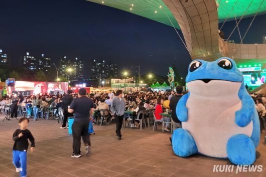 하이트진로의 마스코트인 ‘두꺼비’ 인형. 김건주 기자