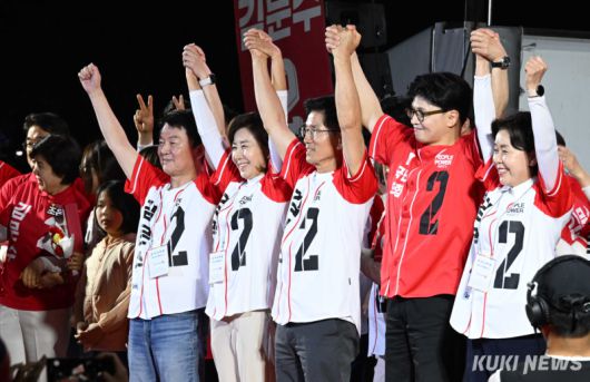 한동훈 전 대표와 안철수·나경원·양항자 공동 선거대책위원장 등 김 후보와 함께 경선에 참여했던 이들도 마지막 유세에 동참했다. 다만 다른 경선 주자들과 달리 한 전 대표는 ‘김문수’라고 적힌 유세복은 입지 않았다.