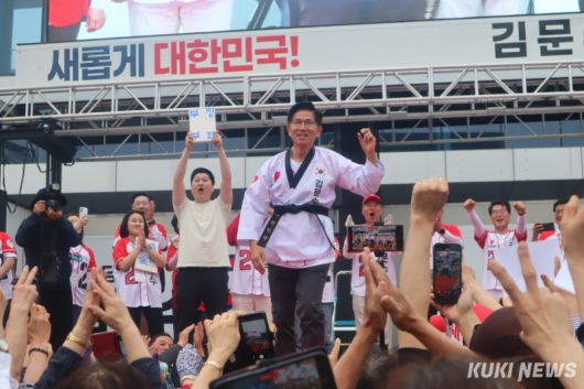 김문수 국민의힘 대선 후보가 2일 대전역 유세에서 도복을 입고 지지자들에게 인사하고 있다. 양다경 기자