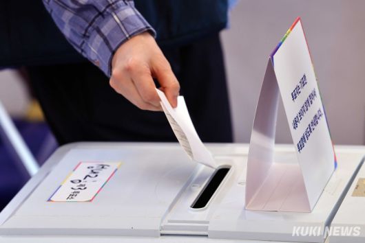 투표를 마친 김 모씨(57)는 “길게 줄을 서 있으면서 다른 유권자들도 진지하게 투표에 임하는 모습을 보면서 이번 선거가 매우 중요하다는 생각이 들었다”고 소감을 전했다.