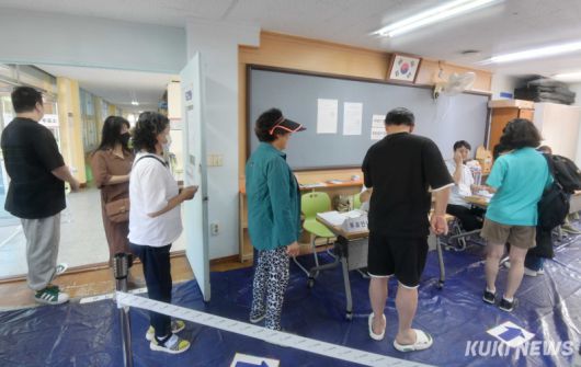 제21대 대통령 선거일인 3일 서울 용마초등학교 내에 설치된 중곡2동 제4투표소에서 유권자들이 소중한 한표를 행사하기 위해 줄지어 서있다.