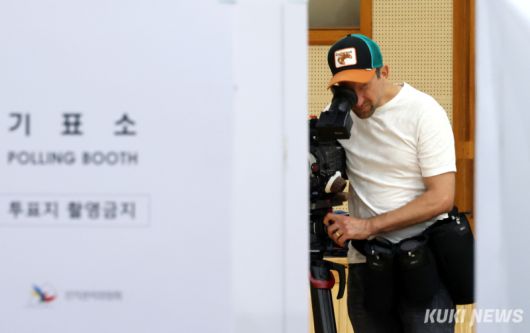 제21대 대통령 선거일인 3일 서울 영등포초등학교 내에 설치된 문래동 제1투표소에서 외국 언론이 취재하고 있다.