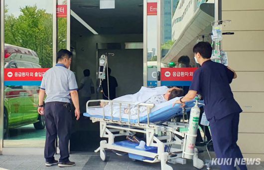 의료진이 서울의 한 대학병원 응급의료센터 안으로 환자를 옮기고 있다. 곽경근 대기자
