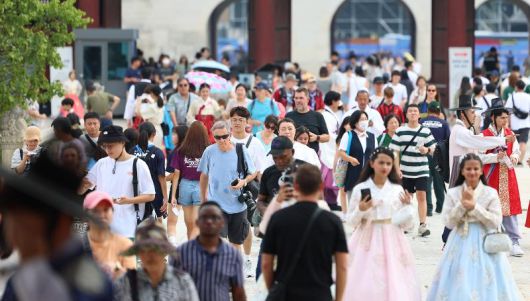 서울 경복궁을 방문한 국내외 관광객들. 연합뉴스
