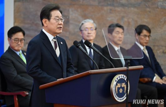 이재명 대통령이 4일 서울 여의도 국회 로텐더홀에서 열린 제21대 대통령 취임 선서 행사에서 국민께 드리는 말씀을 발표하고 있다. 유희태 기자