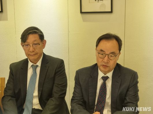 이진우 대한의학회장(오른쪽)은 9일 서울 중구 컨퍼런스하우스 달개비에서 기자간담회를 열고 이재명 대통령이 공약으로 내건 ‘국민중심 의료개혁 공론화위원회’에 대한 의견을 밝혔다. 신대현 기자