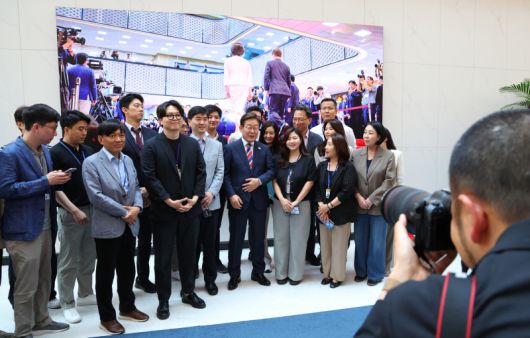 이재명 대통령이 11일 서울 용산 대통령실 기자식당에서 출입기자들과 점심식사 후 기념촬영을 하고 있다. 연합뉴스