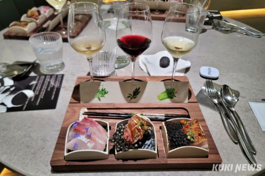 아영FBC가 10일 서울 중구 다이닝 바 모와에서 기자간담회를 열고 와인과 한식을 페어링한 ‘마주한상’을 선보였다. (왼쪽부터) 전통장류와 잿방어, 한우 육회, 돼지 항정살 곁들인 요리. 김건주 기자