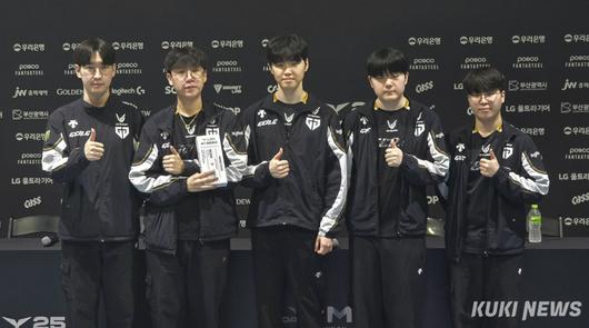 젠지 선수단이 13일 오후 5시 부산 사직실내체육관에서 열린 ‘2025 LCK 로드 투 MSI’ 3라운드 한화생명가 끝난 뒤 기념 사진을 촬영하고 있다. 김영건 기자