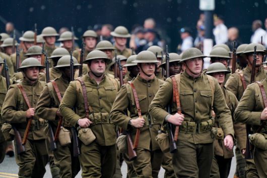 14일(현지시간) 미국 워싱턴DC에서 열린 미 육군 창설 250주년 기념 열병식에서 1차 세계 대전 당시 군복을 입은 군인들이 행진하고 있다. EPA=연합뉴스