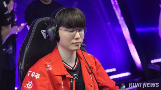 ‘페이커’ 이상혁이 15일 부산 사직실내체육관에서 ‘2025 LCK 로드 투 MSI’ 최종전 한화생명과 경기 전 장비를 세팅하고 있다. 김영건 기자