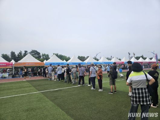 속초시 제10회 실향민문화축제 중 이북 전통음식 체험 부스. 조병수 기자.