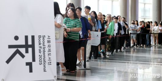 '서울국제도서전(SIBF)' 서울국제도서전은 전국도서전시회로 시작했던 1954년부터 지금까지 70년 가까이 출판사, 저자, 독자가 한자리에서 만나는 우리나라의 가장 큰 책 축제이다. 서울국제도서전은 책을 만드는 사람과 책을 읽는 사람, 작가, 학자, 예술가, 편집자, 독자가 한자리에 모여 지식과 정보를 공유한다.