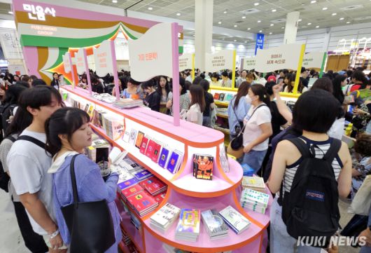 18일 서울 강남구 코엑스에서 열린 '2025 서울국제도서전'에서 관람객들이 전시 도서를 살펴보고 있다. 올해 도서전에는 한국을 포함해 17개국의 530여 개 출판사와 출판 관련 단체 등이 참가했다.
