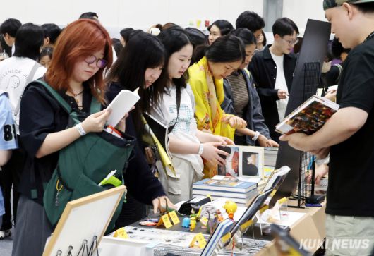 18일 서울 강남구 삼성동 코엑스에서 열린 2025 서울국제도서전에서 독자들이 전시장을 둘러보며 책을 고르고 있다.