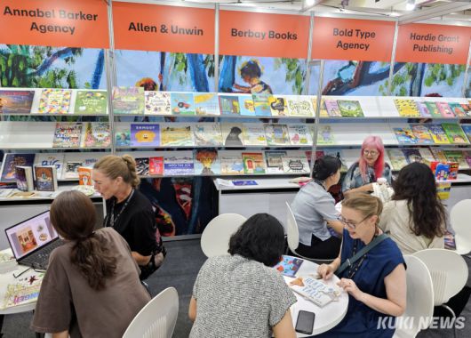 18일 서울 강남구 삼성동 코엑스에서 열린 2025 서울국제도서전에서 내외국인 관람객들이 전시장을 둘러보며 책을 고르고 있다.