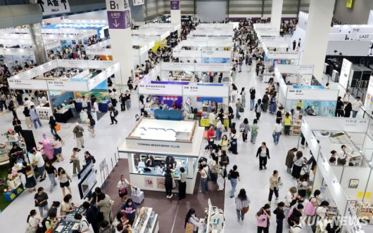 18일 오전 서울 강남구 삼성동 코엑스에서 열린 2025 서울국제도서전을 찾은 관람객들로 붐비고 있다.