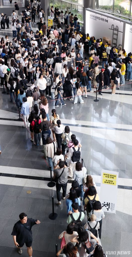 18일 서울 강남구 삼성동 코엑스에서 열린 2025 서울국제도서전에서 관람객들이 입장을 기다리고 있다.