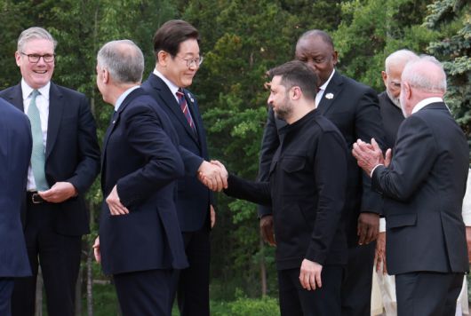 이재명 대통령과 볼로디미르 젤렌스키 우크라이나 대통령이 17일(현지시간) 캐나다 앨버타주 캐내내스키스 주요 7개국(G7) 정상회의장에서 G7 및 초청국 기념촬영 후 악수하고 있다.
