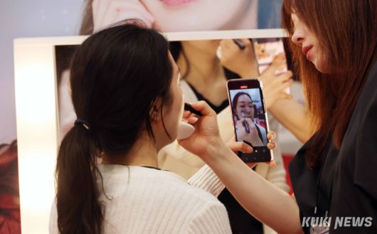 문화체육관광부는 한국방문의해위원회, 한국관광공사와 함께 19일부터 7월 18일까지 서울 곳곳에서 ‘2025 코리아뷰티페스티벌’(포스터)을 개최했다. 지난해에 이어 올해 두 번째로 열리는 행사다. 표어는 ‘뉴 미·미·미(NEW ME·미·美)’. 외국인에게 ‘K뷰티로 나만의 새로운 아름다움을 찾는 여정’을 소개하는 행사이다.