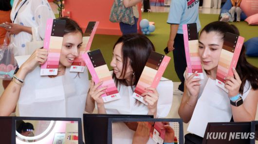K-뷰티를 중심으로 다양한 한국 관광 매력을 체험할 수 있는 2025 코리아뷰티페스티벌이 서울 곳곳에서 개막한 가운데 19일 동대문디자인플라자(DDP) 아트홀2를 찾은 외국인 관광객들이 퍼스널 컬러 찾기, K-메이크업 배우기 등 다양한 체험을 하고 있다. 이번 행사는 지난해에 이어 두 번째로 열리는 행사로 전 세계적으로 'K-뷰티'에 대한 관심과 수요가 확대되면서 'K-뷰티'는 방한 관광의 핵심 콘텐츠로 자리잡았다.