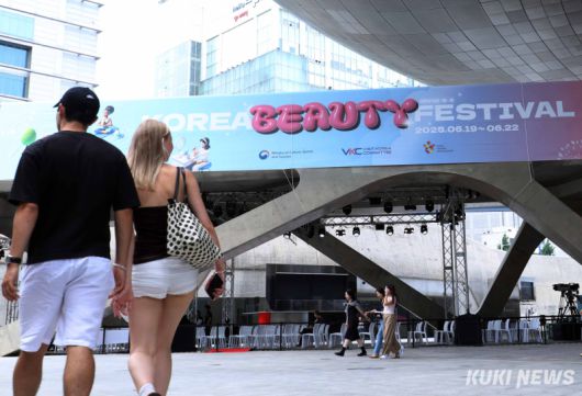 올해는 ‘K뷰티’의 5대 분야인 헤어, 메이크업, 패션, 의료, 웰니스 관광콘텐츠를 종합적으로 체험할 수 있는 종합거점 ‘K뷰티 타운’을 19일부터 22일까지 서울 동대문디자인플라자(DDP) 실내외 아트홀과 어울림광장 일대에서 운영한다.