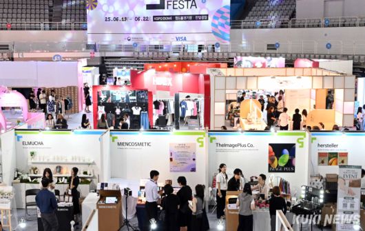 ‘올림픽공원 핸드볼경기장 내 대규모 전시장’ 이번 페스타에서는 드라마, 웹툰, 음식, 라이프스타일 등 다양한 분야의 국내 기업 100여 곳이 참여해 콘텐츠와 제품을 선보인다.