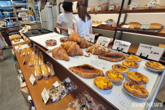 18일 서울의 한 개인 베이커리에 에그타르트 등 제품이 판매되고 있다. 김건주 기자