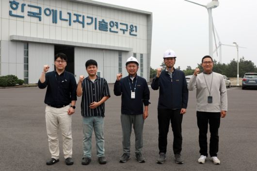 (왼쪽부터) 강태한 학생연구원, 강병호 박사후연구원, 유철 단장, 권대용 선임연구원, 박세명 선임연구원. 한국에너지기술연구원