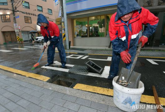 송파구 치수과 직원들이 송파구 송리단길 빗물받이 청소작업을 실시하고 있다. 송파구는 이달 초부터 본격적인 우기에 앞서 여름철 호우에 대비해 빗물받이 대청소를 실시 중이다. 빗물받이 청소작업은 주요 배수시설인 빗물받이가 낙엽이나 담배꽁초, 쓰레기 등으로 막혀 침수 피해를 일으키는 일이 없도록 사전에 정비하고 사고를 예방하기 위한 취지다.