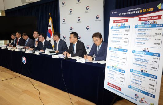 임기근 기획재정부 2차관이 지난 18일 정부세종청사 민원동 공용 브리핑실에서 새 정부 추가경정예산안에 관해 설명하고 있다. 연합뉴스