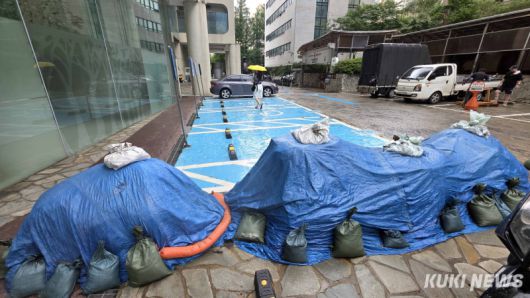 20일 강남구 강남역 인근의 한 대형건물 주차장에 큰비에 대비해 모래주머니가 쌓여있다.