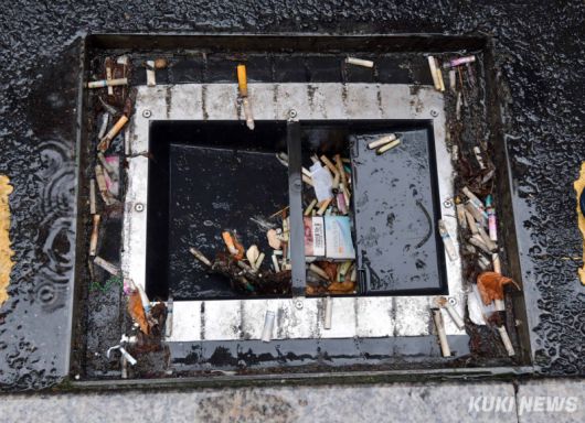 20일 서울 송파구의 잠실동 한 빗물받이에 담배꽁초가 가득차 있다. 송파구 치수과 관계자는 “최근 장마와 집중호우 일수의 증가에 따라 도시침수 문제가 대두되고 있는 실정이다”면서 “지속적인 순찰과 점검으로 집중호우로 인한 구민피해가 발생하지 않도록 최선을 다하겠다”고 말했다.