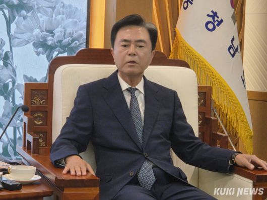 김태흠 충남지사가 25일 도청 접견실에서 김용태 국민의힘 비대위원장을 면담한 자리에서 당의 정풍운동을 조언하고 있다. 사진=홍석원 기자