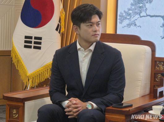 김용태 국민의힘 비대위원장이 25일 충남도청을 찾아 김태흠 지사의 조언을 경청하고 있다. 사진=홍석원 기자